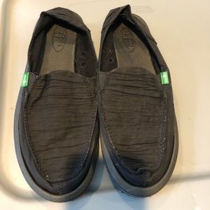 Black almost new Sanuks